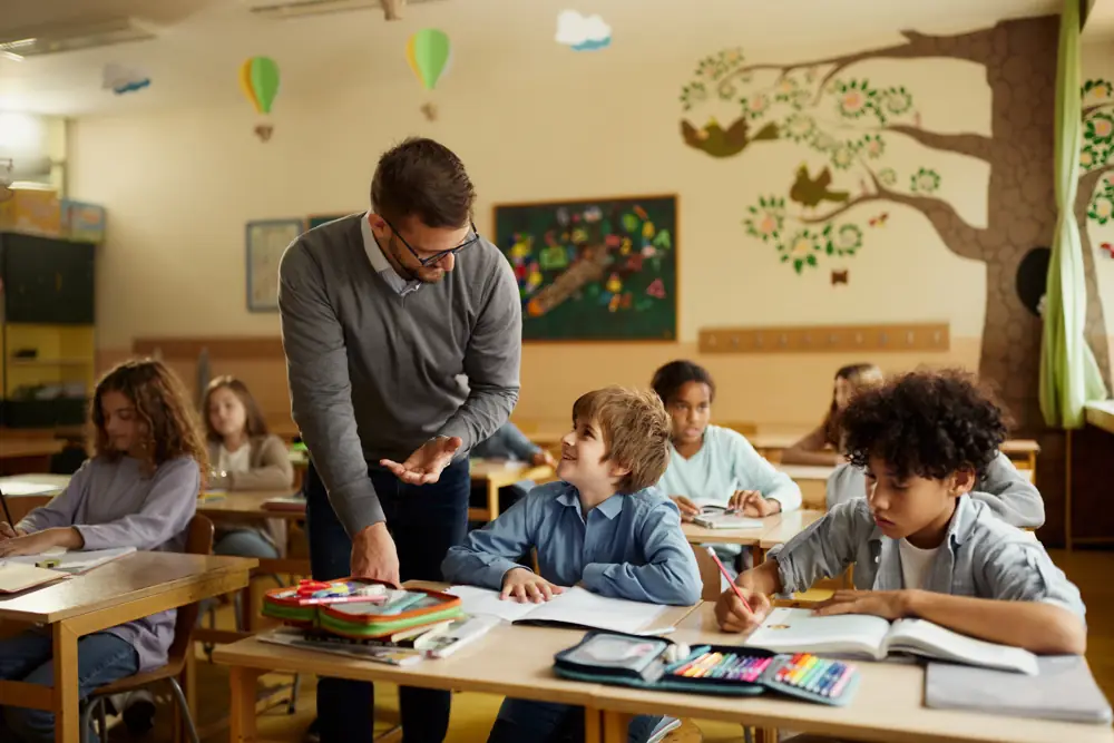 Aula luminosa para clases de inglés en Nava